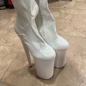 Pleaser Beyond boot size 5